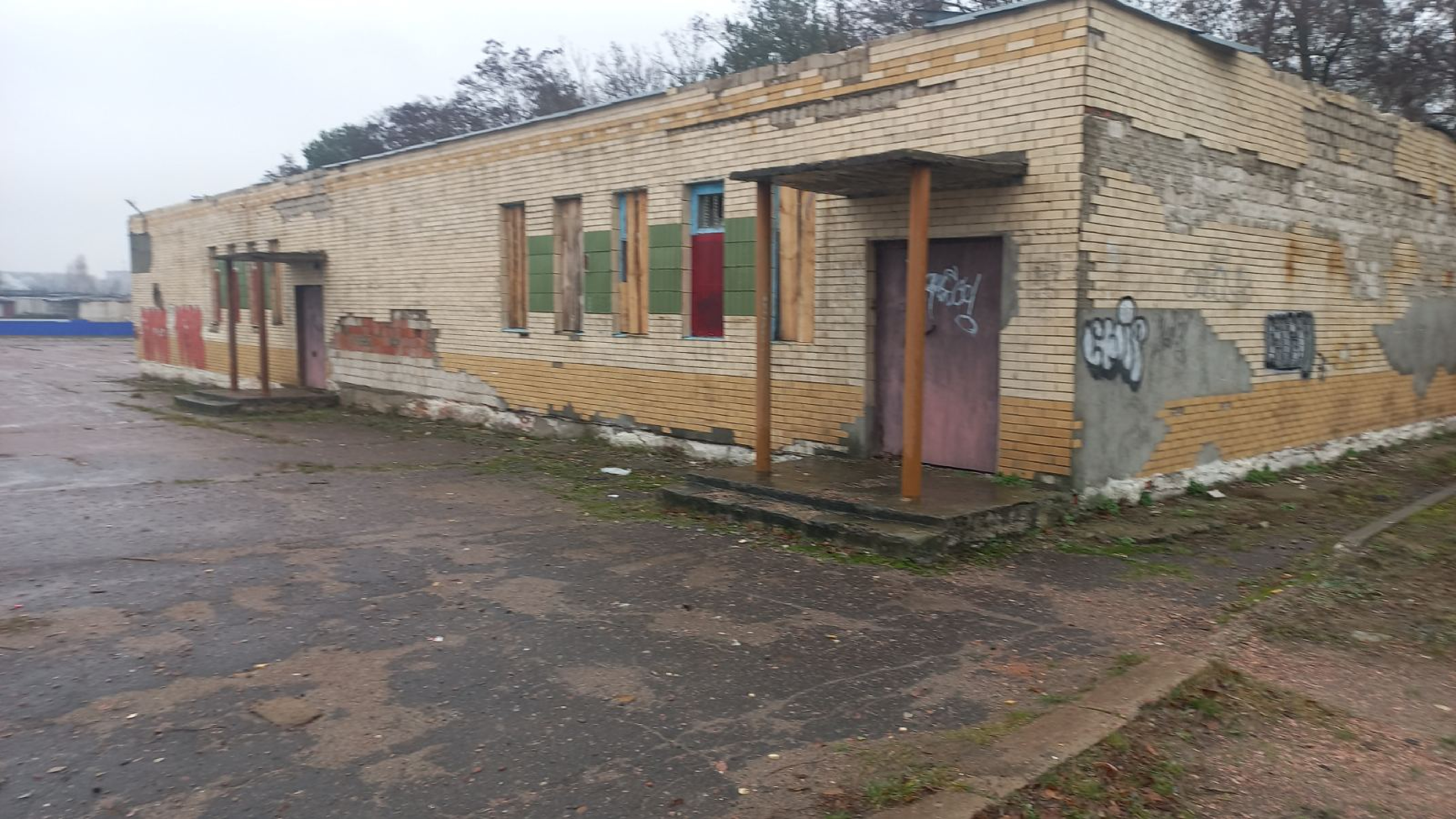 Здание бара Светлана, магазина Надежда